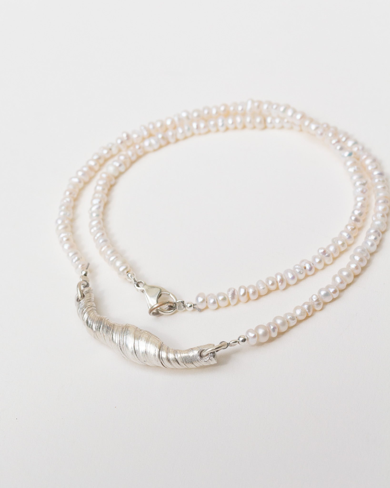 Als Schmuckdesignerin erkläre ich: Die Wahrheit über Rhodierungen und warum anlaufendes Silberschmuck normal ist (und wie du es behebst).