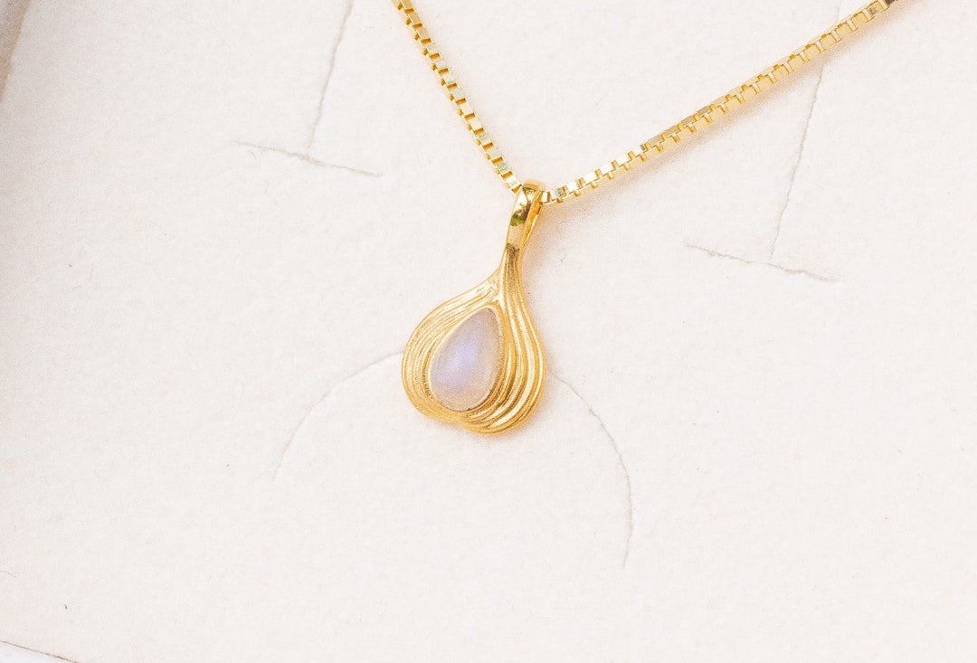 luna_halstkette_gold_anhaenger_handgefertigt