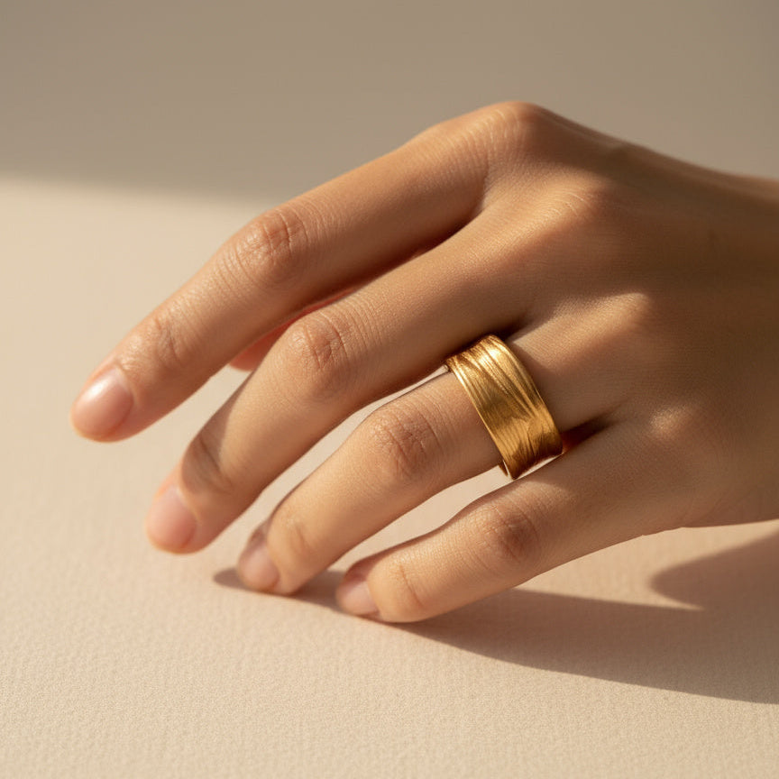 japan_tragebild_goldring_585_old_massiv_organisch